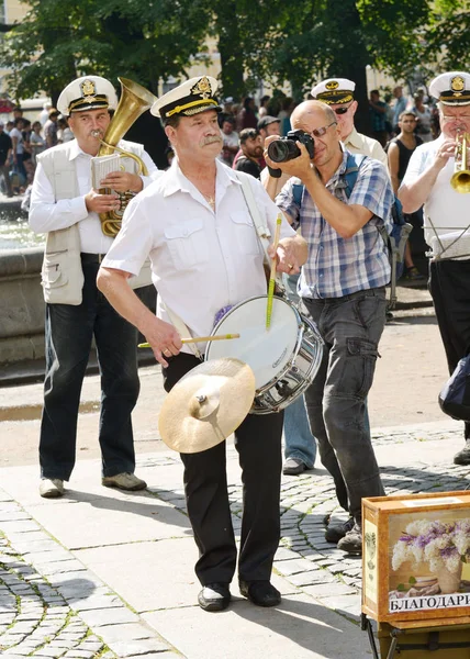 Músicos en una calle de la ciudad . — Foto de Stock