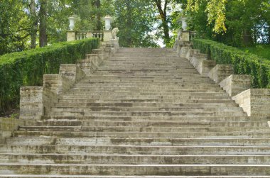 Büyük bir taş merdiven.