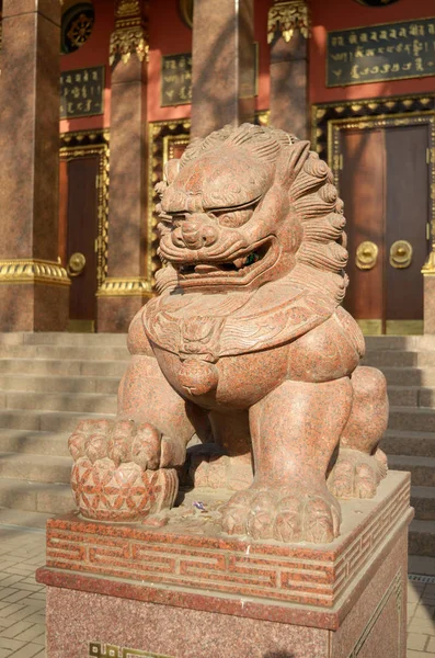 Lion on guard the temple. — Stock Photo, Image