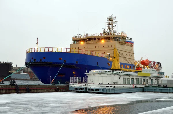 Buzkıran iskeleye demirlemiş.