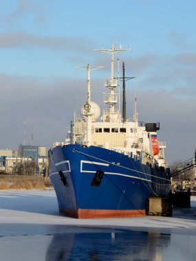 kargo gemisi limanda.