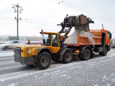 Yollar kar kaldırma.