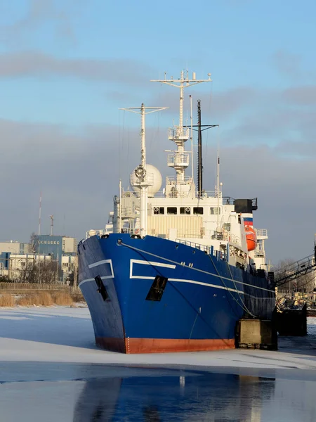 kargo gemisi limanda.