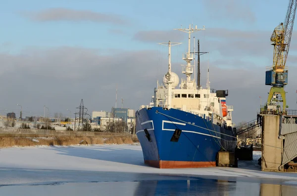 Frachtschiff im Hafen. — Stockfoto