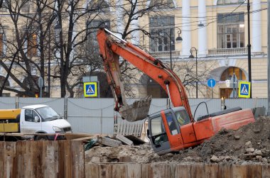 Şehirdeki inşaat alanında..