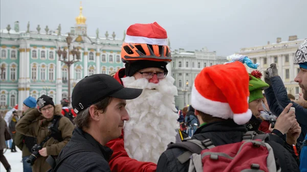 Велосипедисти у новорічні костюми. — стокове фото