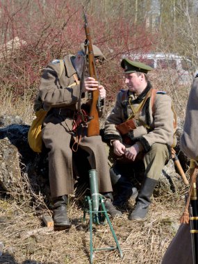 Askeri kıyafetli insanlar.