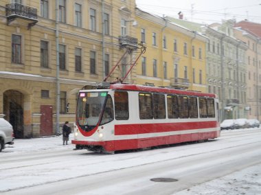 Tramvay durağında olduğunu.
