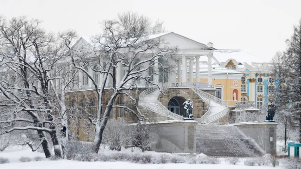 공원에 있는 역사적인 건축. — 스톡 사진