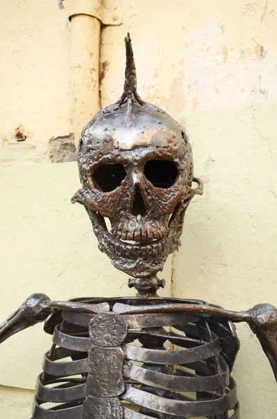 Totenkopf aus Metall mit einem Mohawk. — Stockfoto