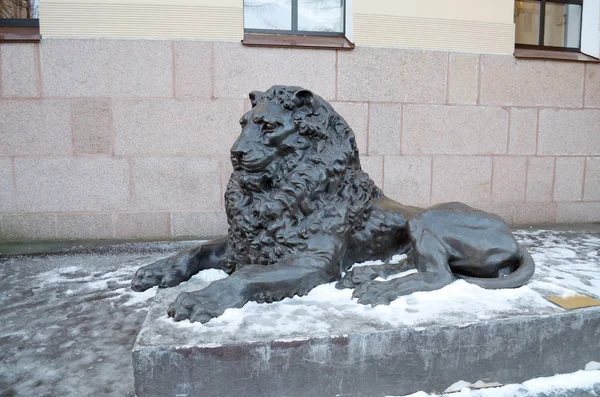 Escultura de un león reclinado . — Foto de Stock