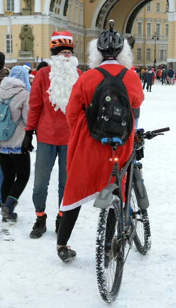 Cyclistes en costumes de Noël . — Photo