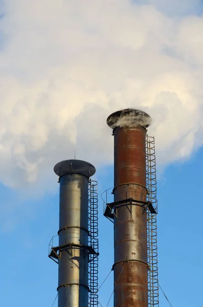 A fumaça das chaminés industriais . — Fotografia de Stock