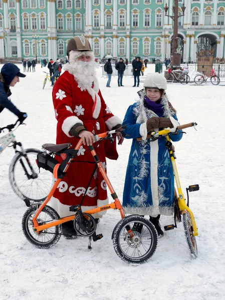 Cyclistes en costumes de Noël . — Photo