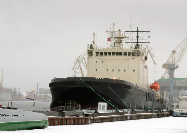 Eisbrecher liegt auf dem Yachthafen. — Stockfoto