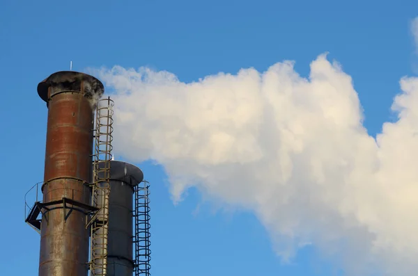 Il fumo dei camini industriali . — Foto Stock