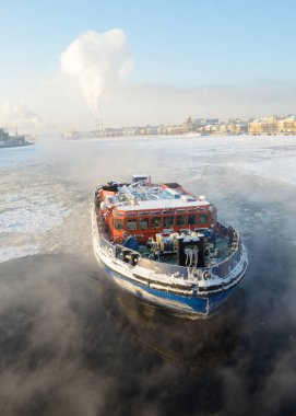 Buzkıran donmuş Nehri üzerinde.