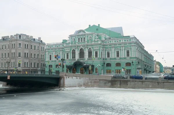 Здание театра на набережной . — стоковое фото