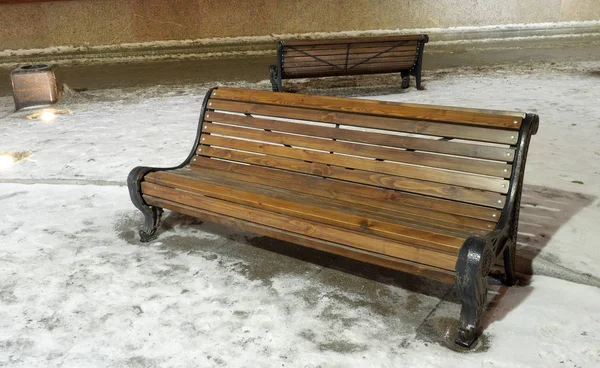 Wooden bench for rest. — Stock Photo, Image