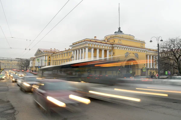 Поток автомобилей в город . — стоковое фото