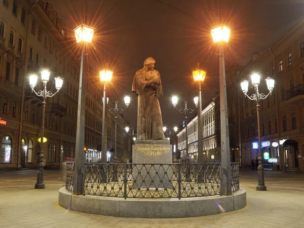 Le monument à l'écrivain Nikolai Gogol . — Photo