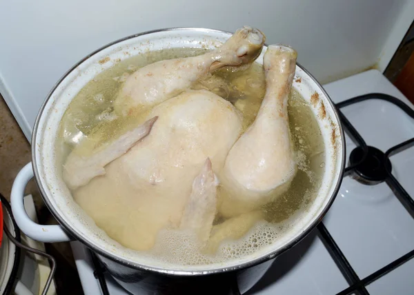 De kip wordt gekookt in de pot. — Stockfoto