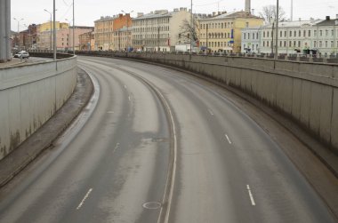 Şehirdeki asfalt yolda..