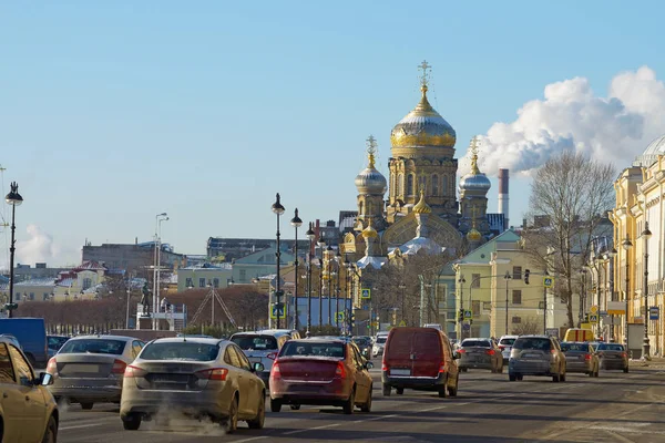 Движение транспортных средств по дороге . — стоковое фото