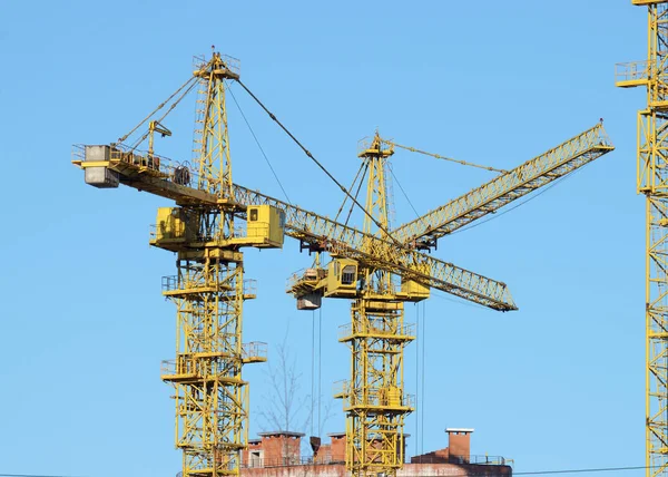 Guindaste de construção em operação . — Fotografia de Stock