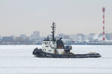 Teknenin denizde yüzen.