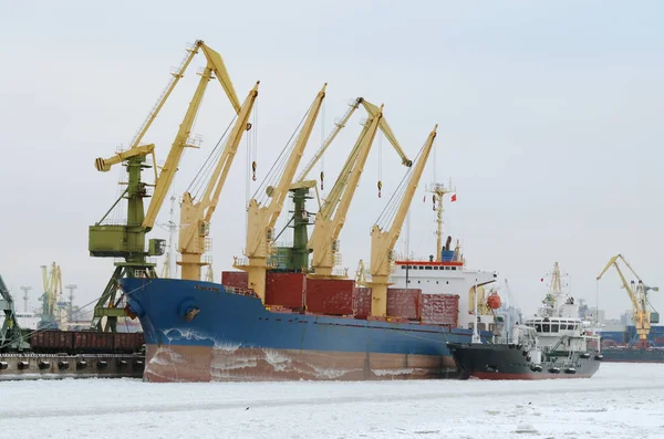 Arbeiten im Seehafen. — Stockfoto