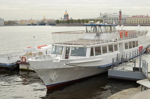 Touristenschiff an der Anlegestelle. — Stockfoto