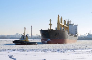 Büyük bir tanker çekme.