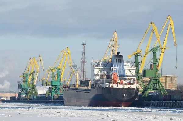 Arbeiten im Seehafen. — Stockfoto