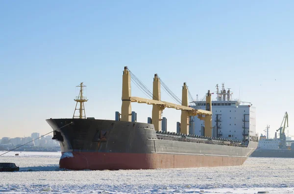 Abschleppen eines großen Tankers. — Stockfoto