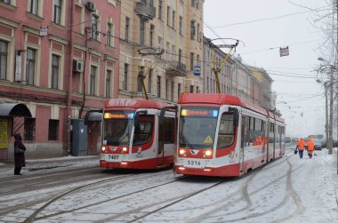 Tramvay durağında geldi.