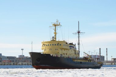 Güçlü Buzkıran buzları kırar.