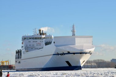 Büyük bir gemi kargo ile.