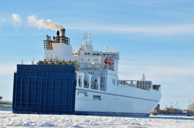 Büyük bir gemi kargo ile.
