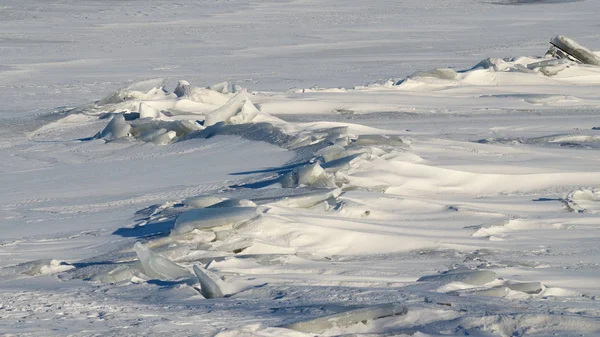 Schneeverwehungen auf dem Fluss. — Stockfoto