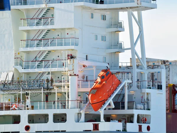 La barca sul ponte della nave . — Foto Stock