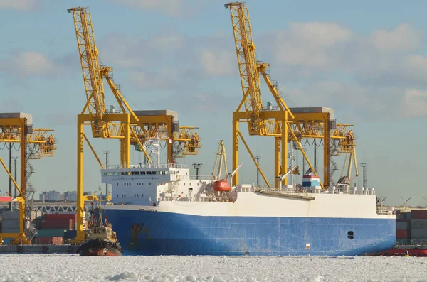 Ein riesiges Schiff mit Ladung. — Stockfoto