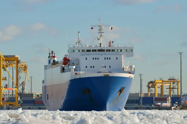 Ein riesiges Schiff mit Ladung. — Stockfoto