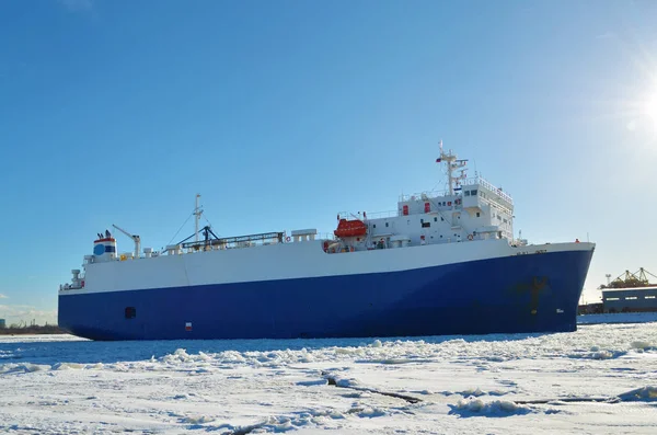 Ein riesiges Schiff mit Ladung. — Stockfoto