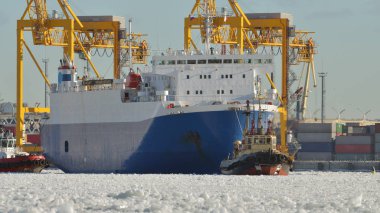 Büyük bir gemi kargo ile.