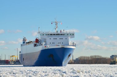 Büyük bir gemi kargo ile.