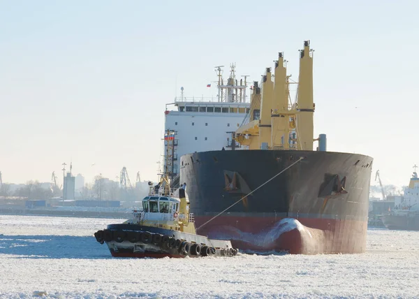 Abschleppen eines großen Tankers. — Stockfoto