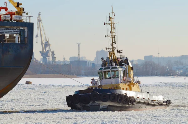 Boot zieht einen Tanker. — Stockfoto