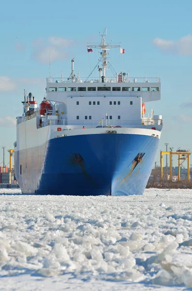 Ein riesiges Schiff mit Ladung. — Stockfoto