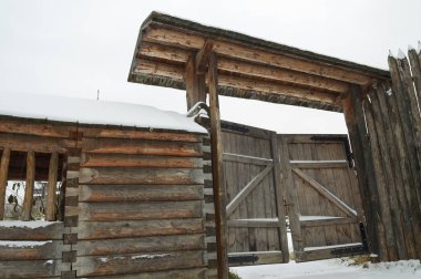 Büyük bir ahşap kapı.